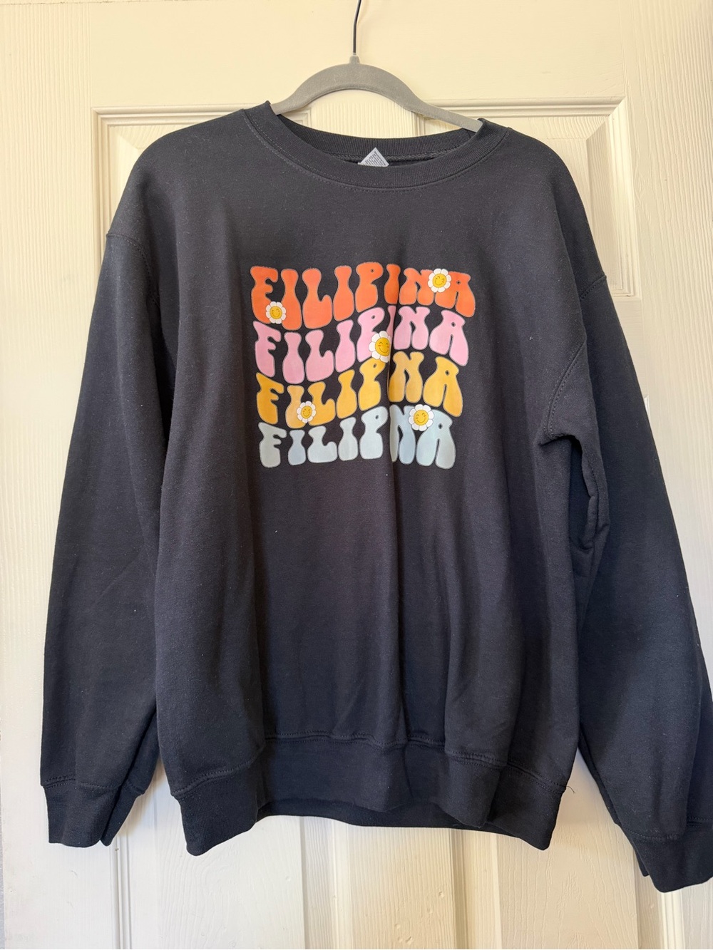 Black 'Filipina' Graphic Crewneck Sweatshirt